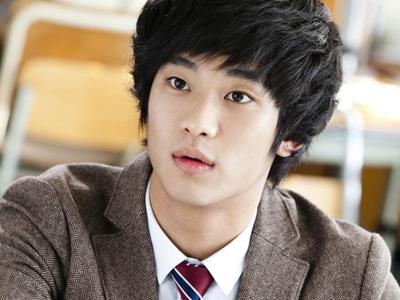 Kim Soo Hyun Pernah Dipanggil Dosen Karena Tulisan Tangannya Jelek